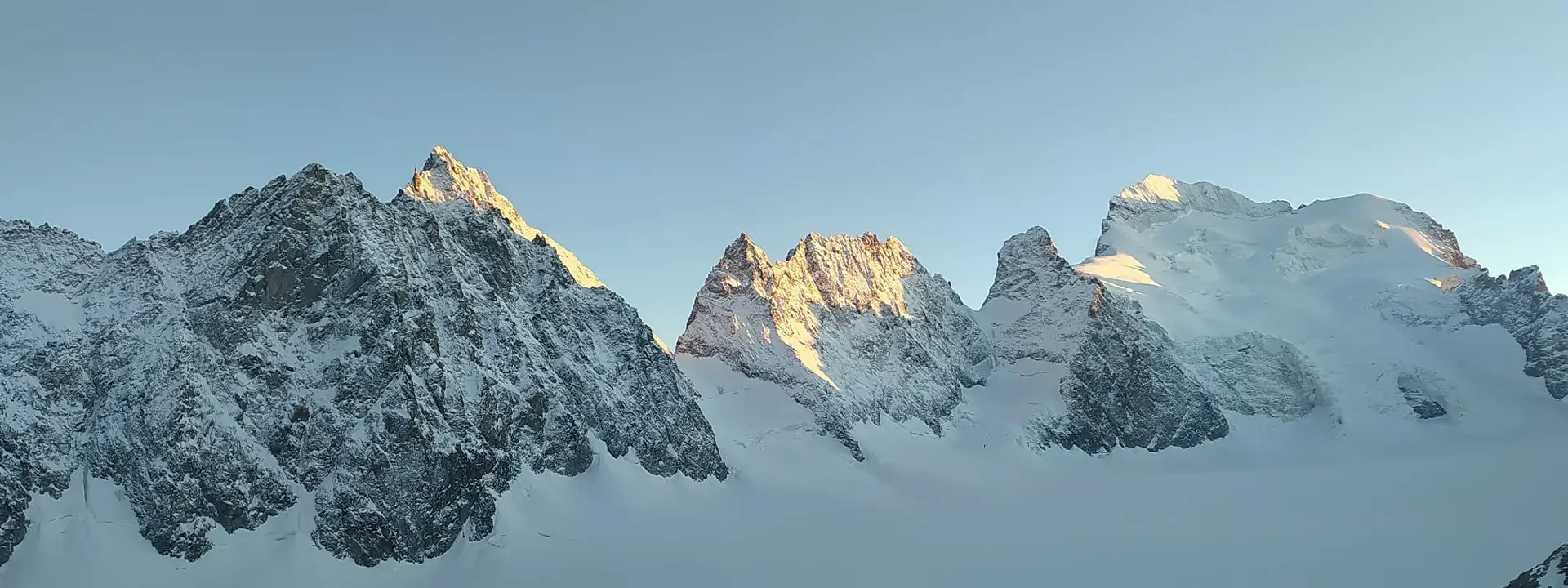 Crêtes enneigées dans un paysage de haute montagne