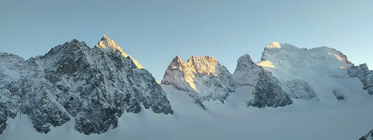 Crêtes enneigées au lever du soleil